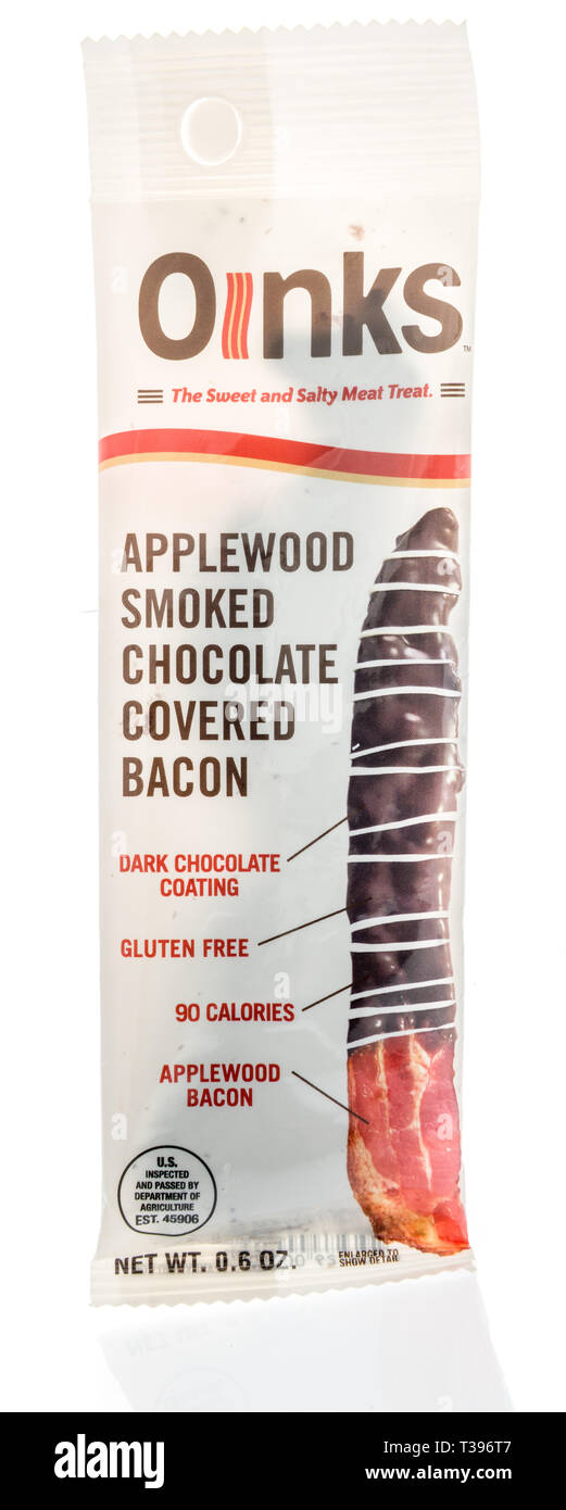 Winneconne, WI - 2 Avril 2019 : un paquet de viande salée et sucrée Oinks traiter applewood smoked bacon recouvert de chocolat sur un fond isolé Banque D'Images