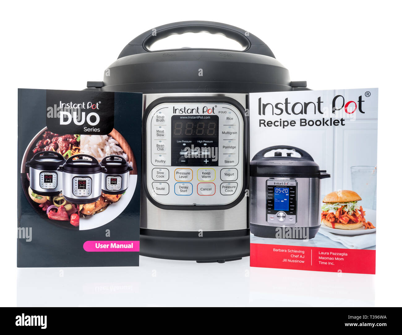 Winneconne, WI - 7 Avril 2019 : un appareil de cuisson pot avec manuel utilisateur et sur un livret de recettes fond isolé Banque D'Images