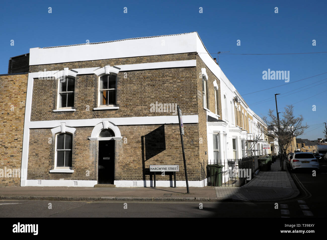 Chambre sur le coin d'Hargwyne Street à la fin d'une rangée de logements en terrasses sur Pulross Road à Brixton, dans le sud de Londres SW9 England UK KATHY DEWITT Banque D'Images