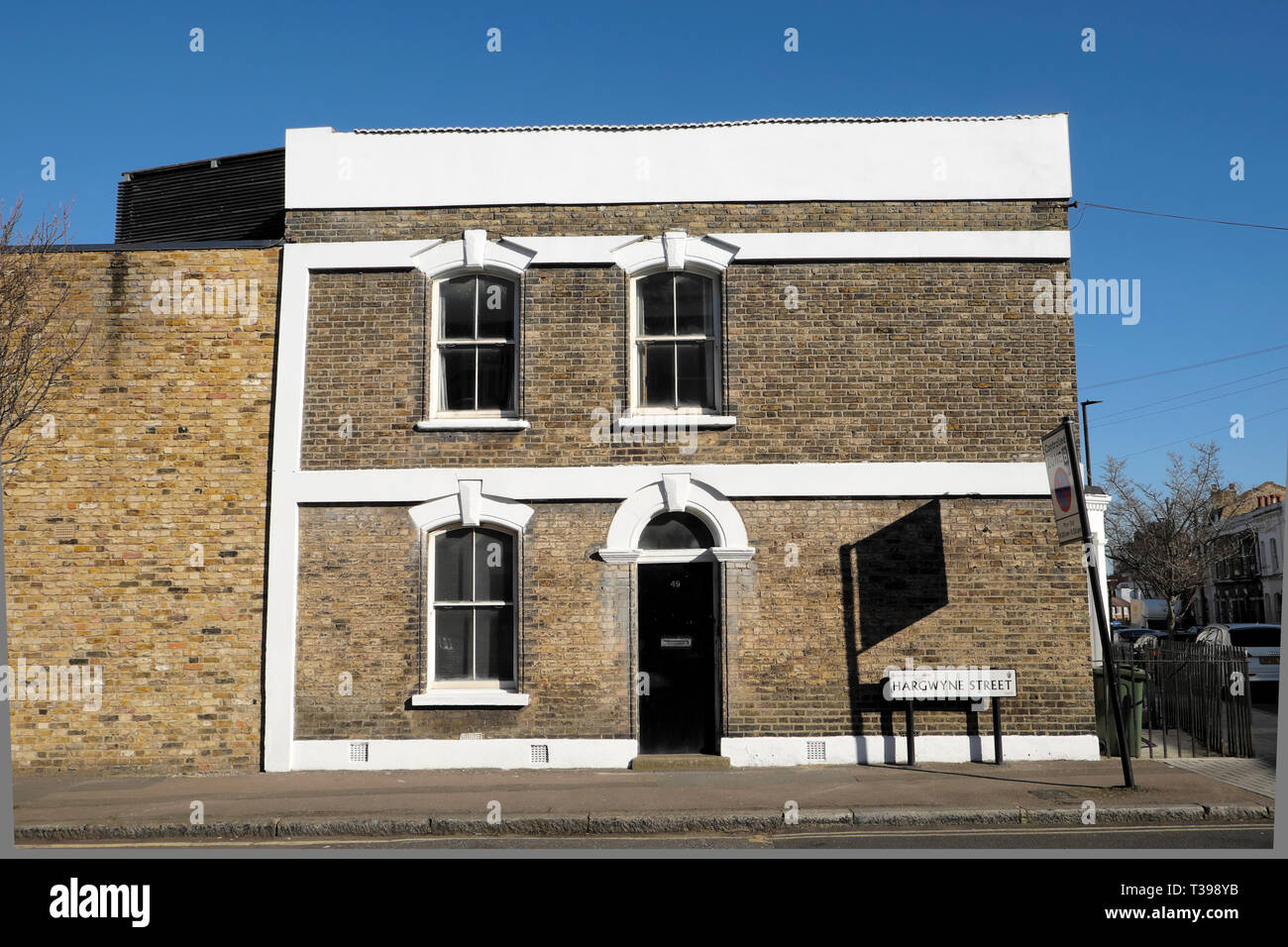 Fin de la maison d'angle dans une rangée de maisons mitoyennes sur Hargwyne Street à Brixton avec ciel bleu soleil et panneau de rue sud de Londres Angleterre Royaume-Uni KATHY DEWITT Banque D'Images