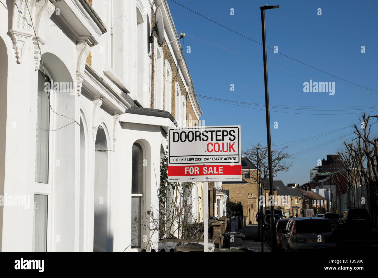 Maison à vendre signe à l'extérieur d'une maison dans une rangée de maisons mitoyennes sur Pulross Road à Brixton, sud de Londres SW9 Angleterre Royaume-Uni KATHY DEWITT DE WITT Banque D'Images