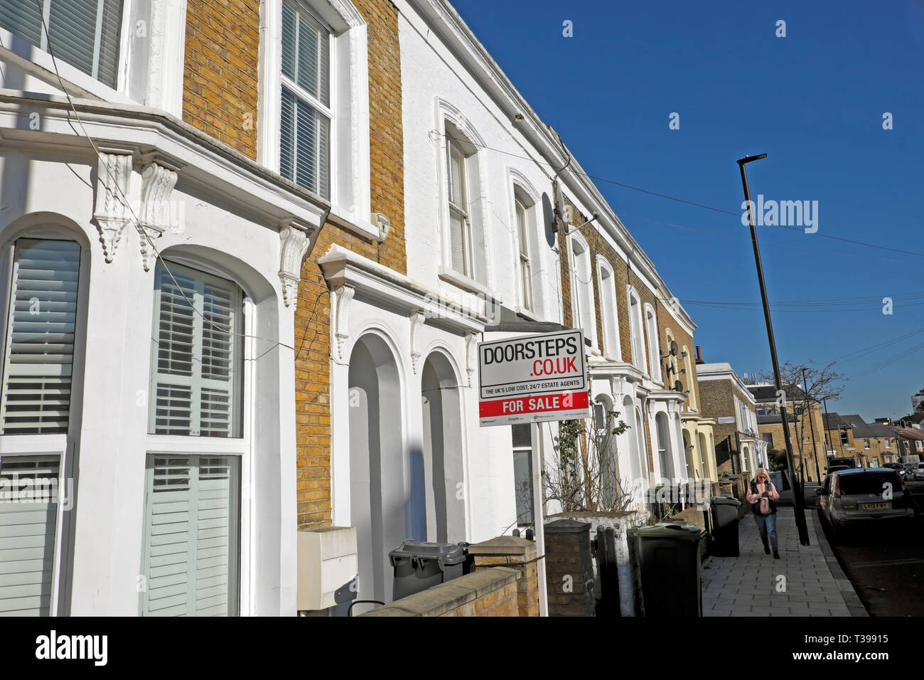 Maison à vendre signe à l'extérieur d'une maison dans une rangée de maisons mitoyennes sur Pulross Road à Brixton, sud de Londres SW9 Angleterre Royaume-Uni KATHY DEWITT DE WITT Banque D'Images