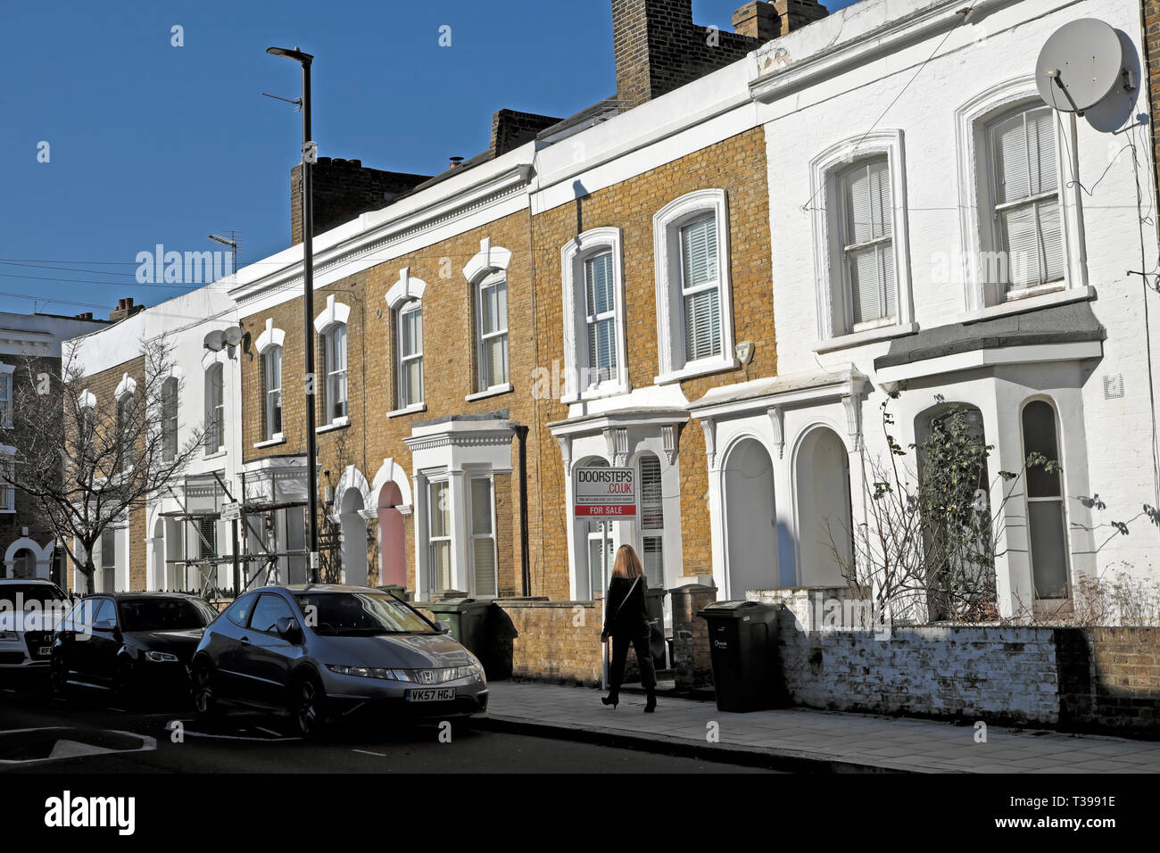 A vendre enseigne à l'extérieur d'une maison dans une rangée de maisons mitoyennes sur Pulross Road à Brixton, dans le sud de Londres SW9 England UK KATHY DEWITT DE WITT Banque D'Images