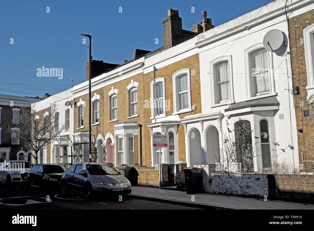 Affiche maison à vendre à l'extérieur d'une rangée de logements en terrasse À Brixton Londres SW9 Angleterre Royaume-Uni KATHY DEWITT DE WITT Banque D'Images