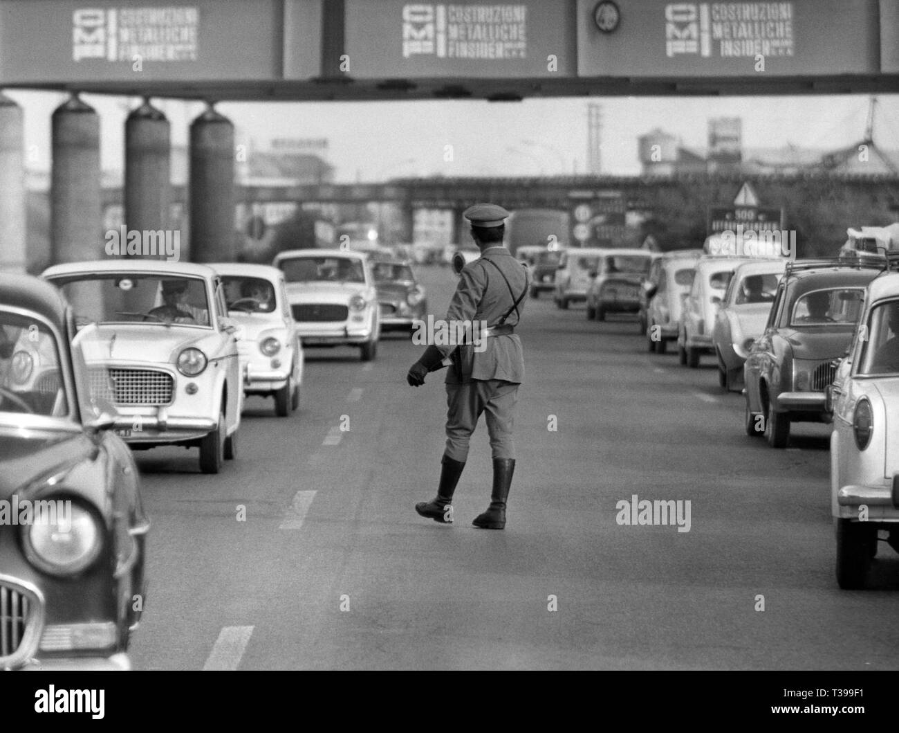 Responsable de la circulation dans le trafic, Italie 1964 Banque D'Images