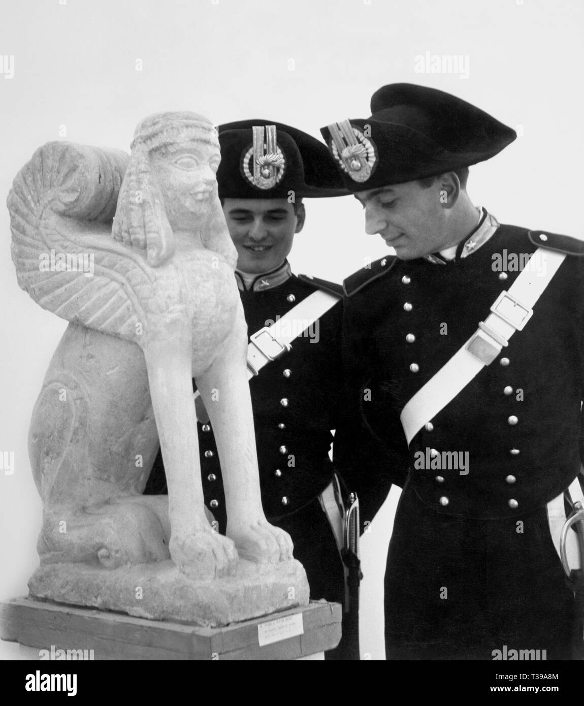 La police dans une exposition étrusque, 1955 Banque D'Images