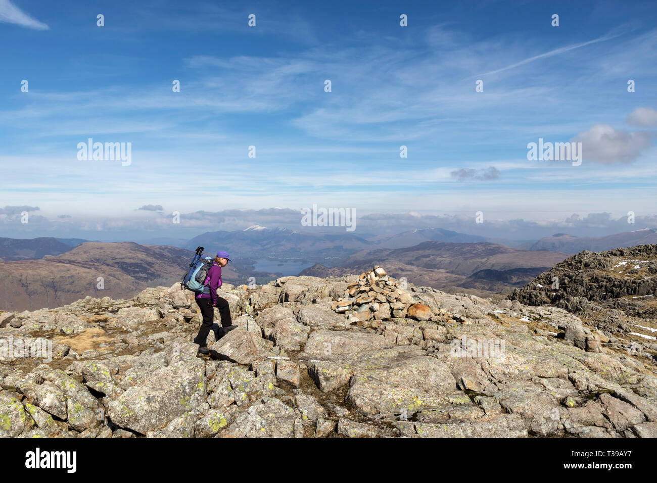 Une approche de la Walker Zone Sommet sur Cairns Glaramara avec Derwent Water et Skiddaw en toile de fond, Lake District, Cumbria, Royaume-Uni Banque D'Images