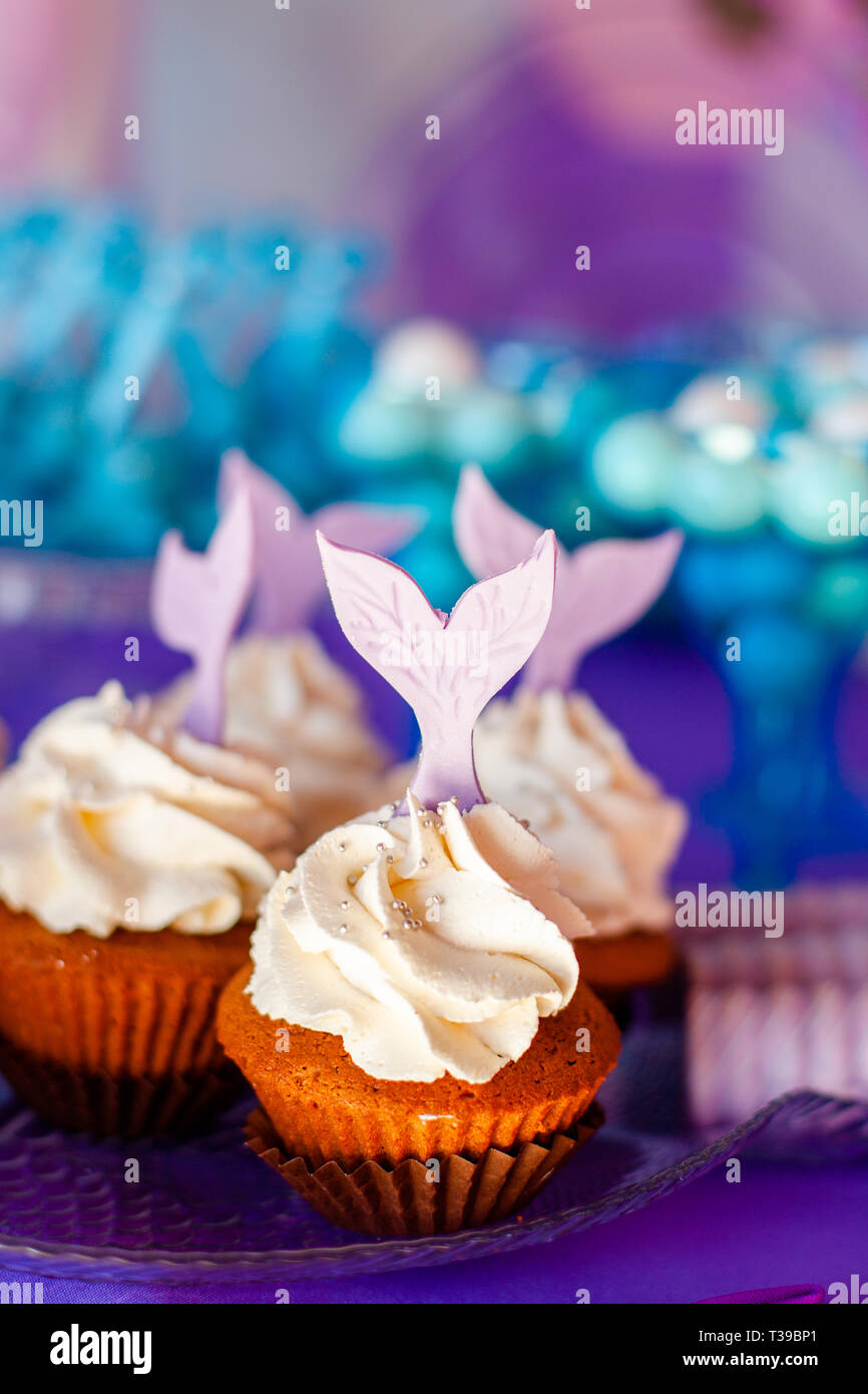 Concept D Anniversaire Pour Fille Table Pour Enfants Avec Des Cupcakes Avec Withe Topind Decored Queue De Sirene Violet Saison D Ete Delicieux Sur La Partie Mer Photo Stock Alamy