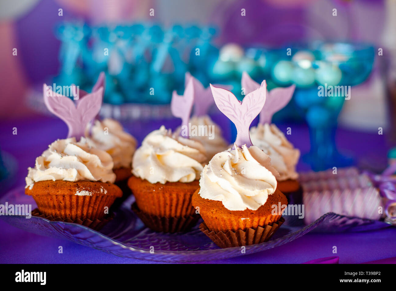 Concept D Anniversaire Pour Fille Table Pour Enfants Avec Des Cupcakes Avec Withe Topind Decored Queue De Sirene Violet Saison D Ete Delicieux Sur La Partie Mer Photo Stock Alamy Concept D Anniversaire Pour Fille Table Pour Enfants Avec Des Cupcakes Avec Withe Topind Decored Queue De Sirene Violet Saison D Ete Delicieux Sur La Partie Mer Photo Stock Alamy
