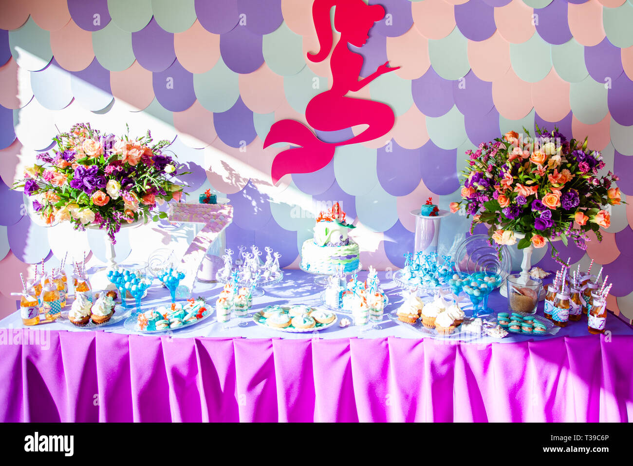 Le Temps De Mer Theme Mermaid Sur La Partie Candy Bar Avec Fond Violet D Anniversaire Pour Les Filles Les Adolescents Photo Stock Alamy Le Temps De Mer Theme Mermaid Sur La Partie Candy Bar Avec Fond Violet D Anniversaire Pour Les Filles Les Adolescents Photo Stock Alamy
