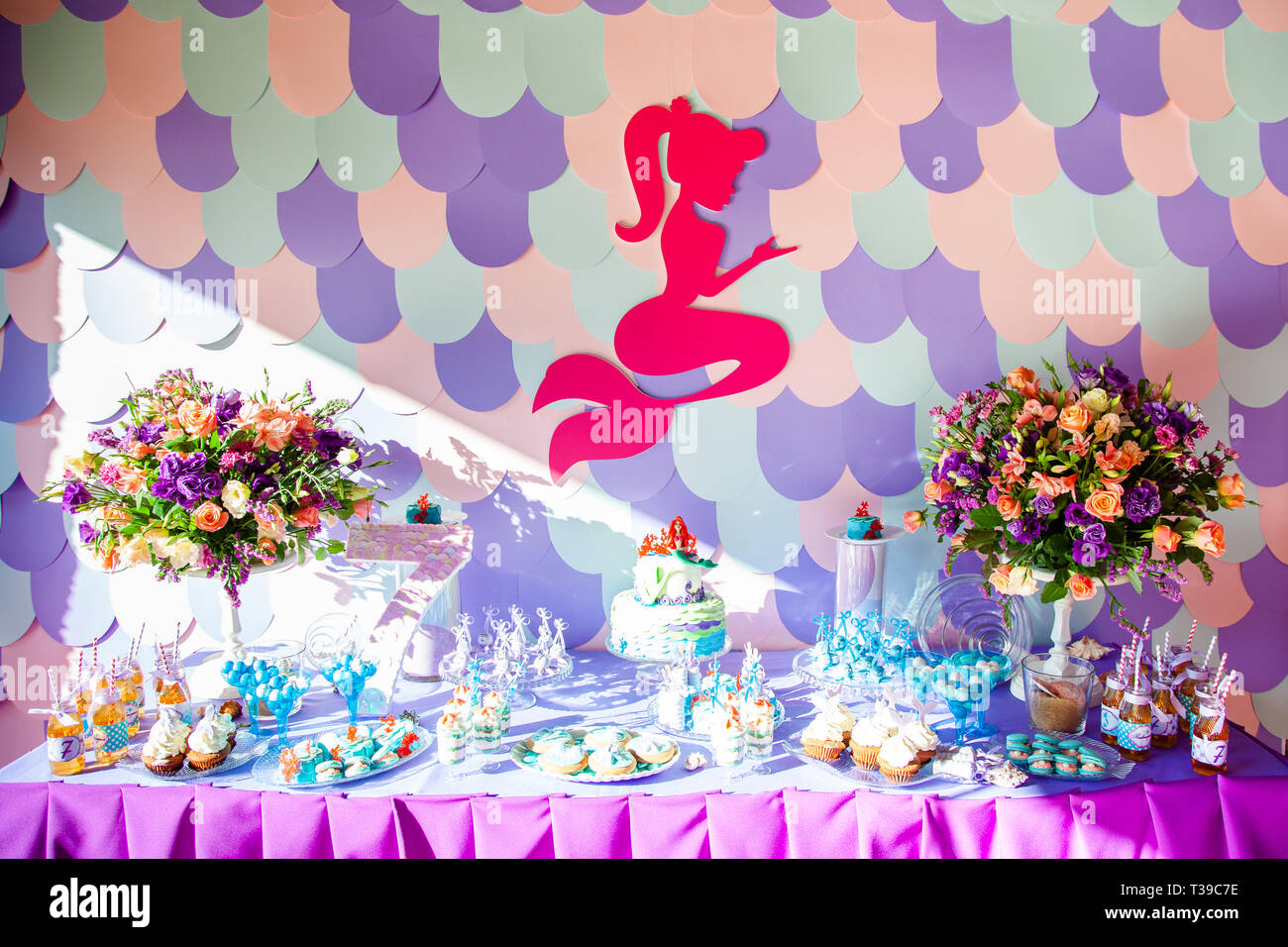 Le Temps De Mer Theme Mermaid Sur La Partie Candy Bar Avec Fond Violet D Anniversaire Pour Les Filles Les Adolescents Photo Stock Alamy