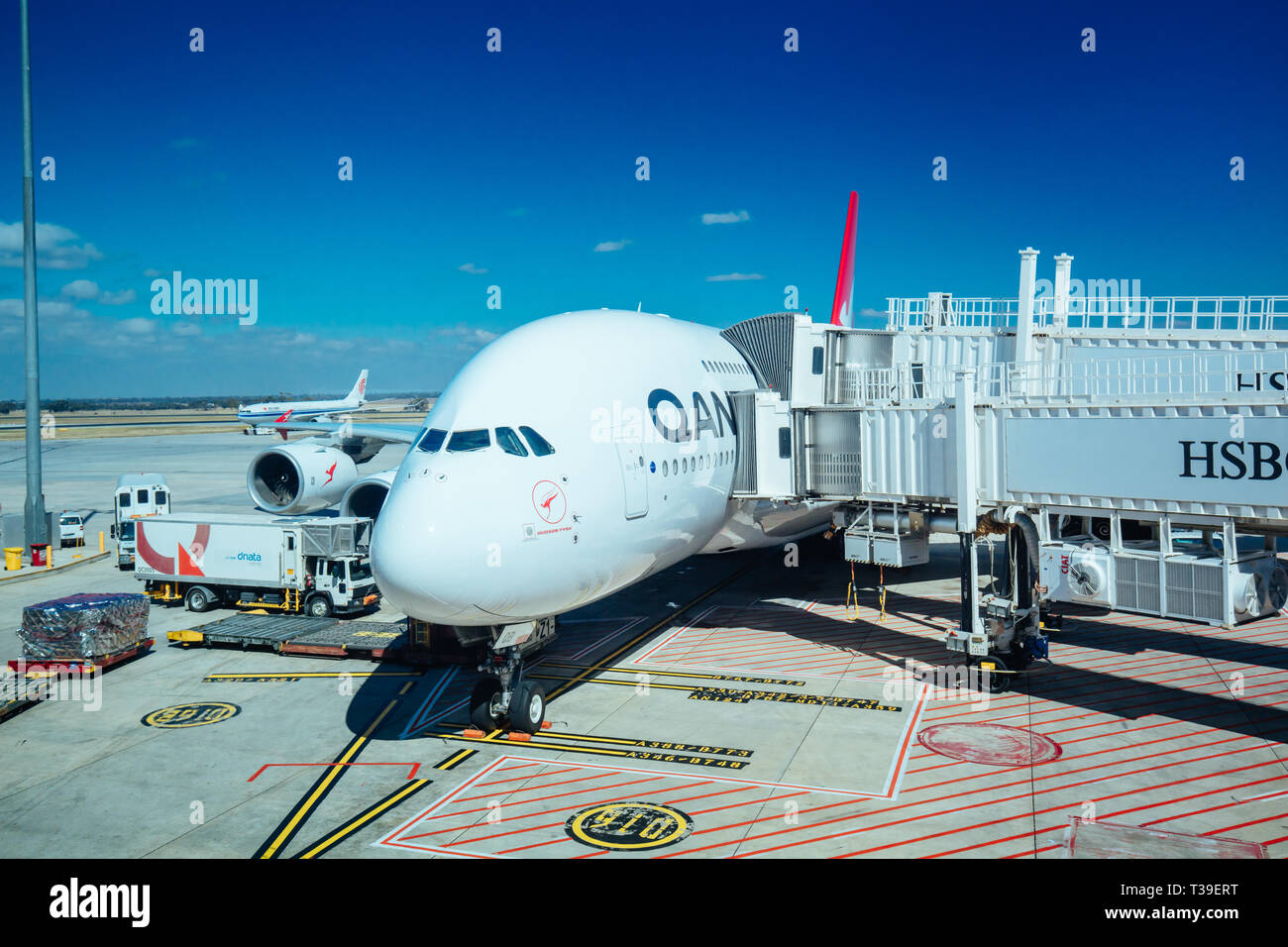 Melbourne, Australie - 18 mars 2019 : un avion A380 de Qantas dans sa baie à l'aéroport Tullamarine de Melbourne à Victoria, Australie Banque D'Images