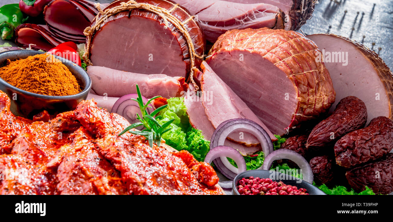 La composition avec un assortiment de produits de la viande, y compris le jambon, saucisses et Chuck steak Banque D'Images