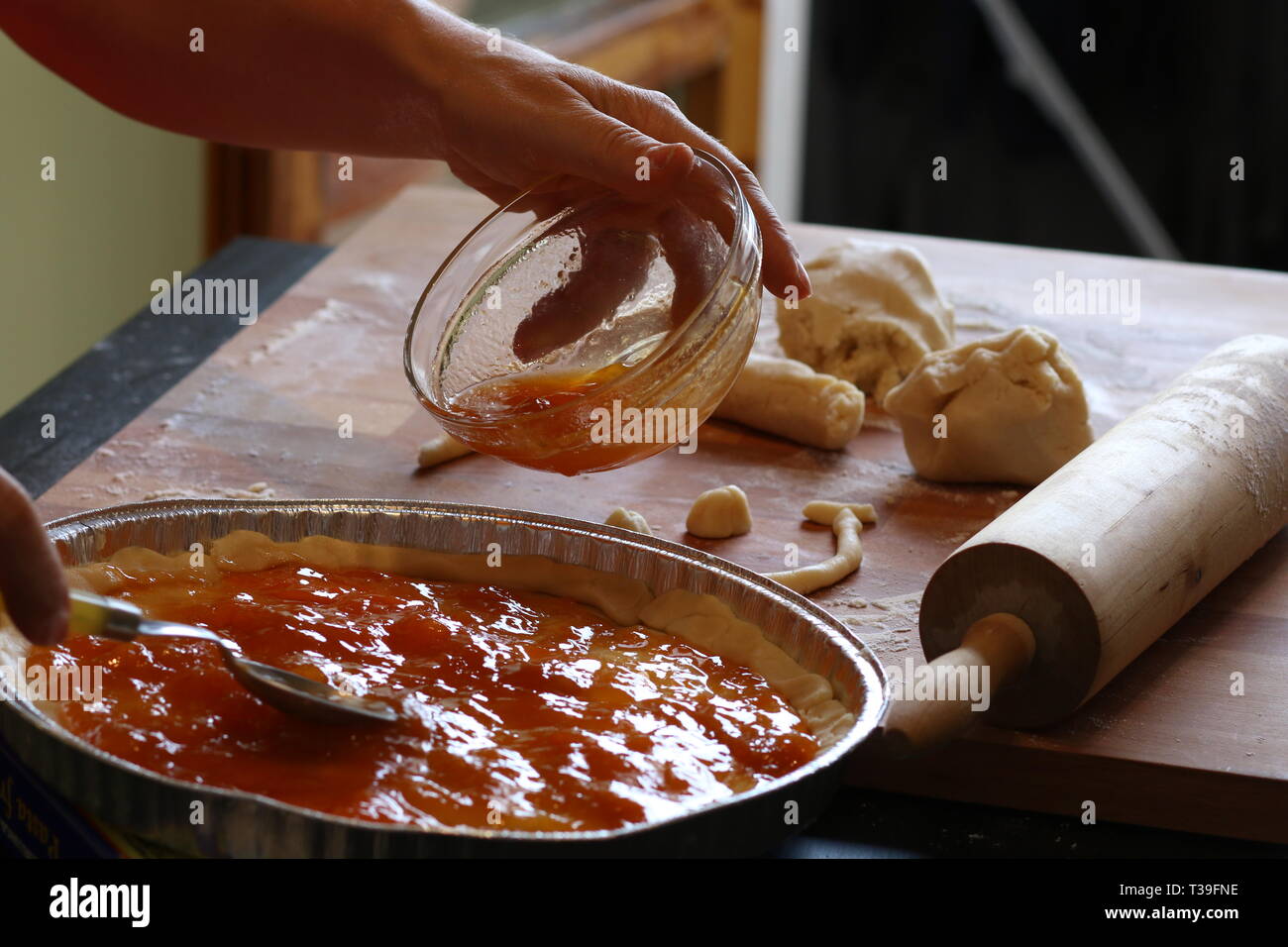 Woman cooking un abricot tart Banque D'Images
