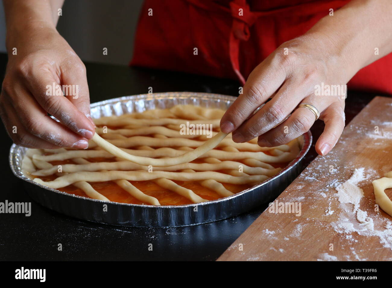 Woman cooking un abricot tart Banque D'Images