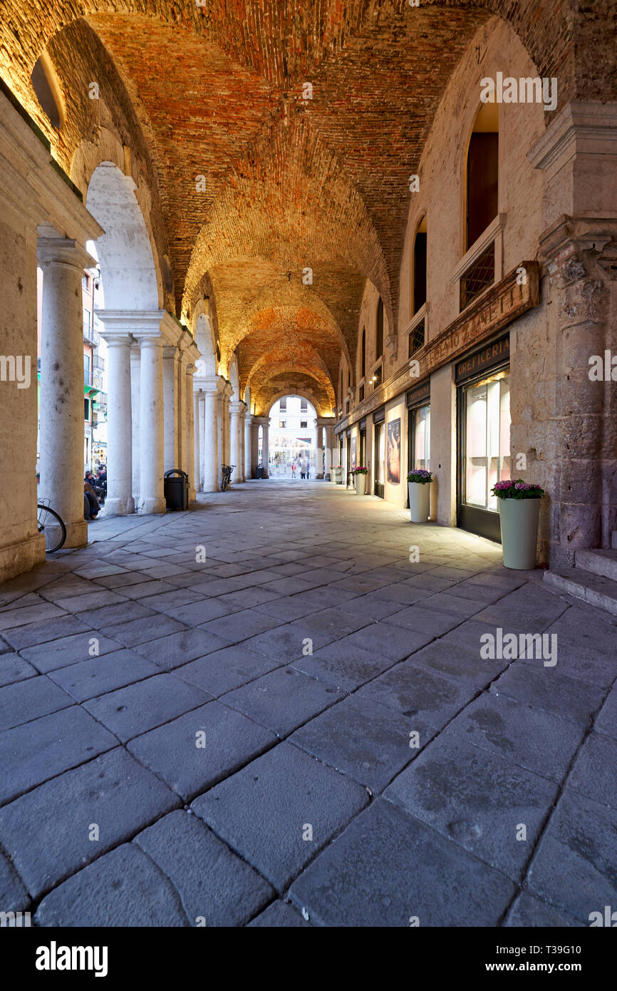 Medeval arcade dans la Piazza dei Signori. Vicenza, Vénétie, Italie Banque D'Images