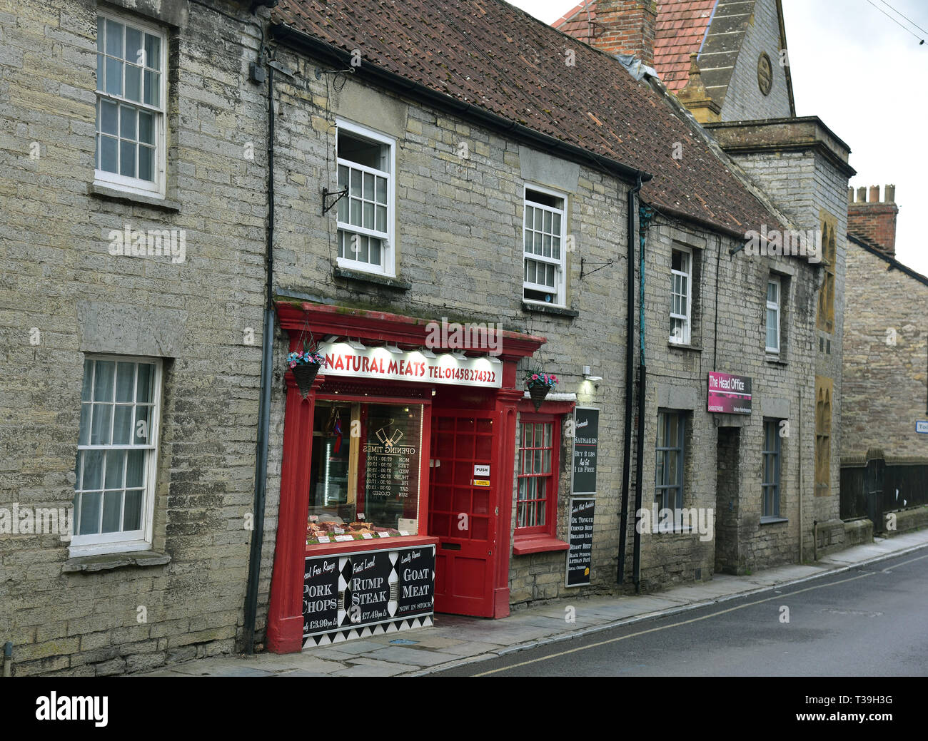 Somerton /ˈSʌmərtən/ est une ville et une paroisse civile dans le comté anglais de Somerset, Angleterre.La Croix de beurre et Marrket Square, et le White Hart Banque D'Images