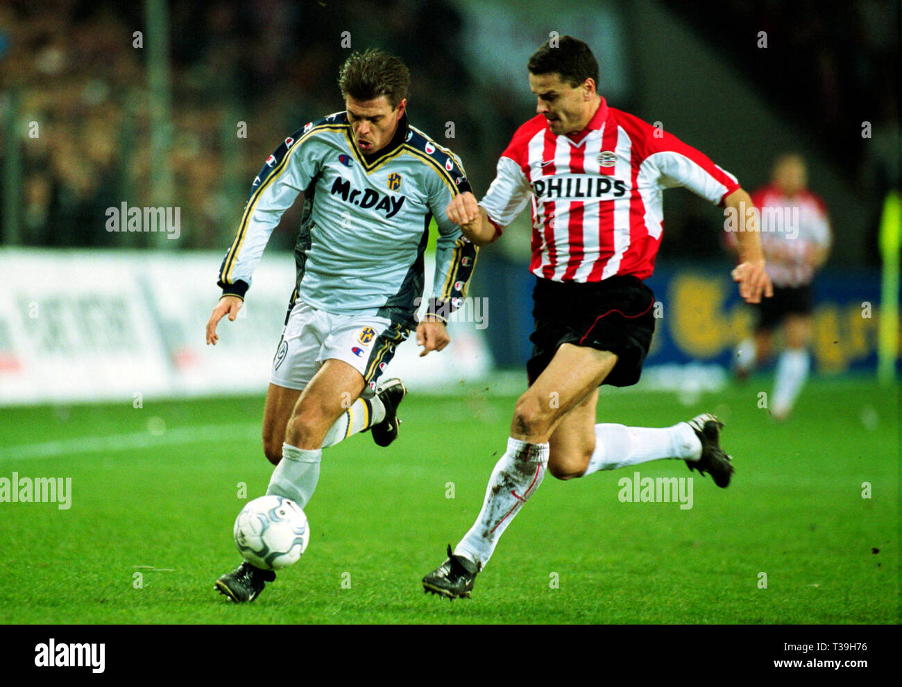 Stade Philips Eindhoven, Pays-Bas 15.2.2001, l'UEFA Champions League saison 2000-2001 Première phase Groupe, PSV Eindhoven (PSV, rouge) contre Parme AC (PRM,blanc) 2:1 --- Savo MILOSEVIC (PRM), Yuri NIKIFOROV (PSV) Banque D'Images