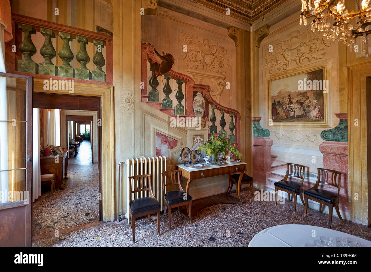 Villa Valmarana ai Nani prend son nom de la pierre 17 statues des nains, à l'origine placés dans le jardin, maintenant sur les murs entourant la maison Banque D'Images