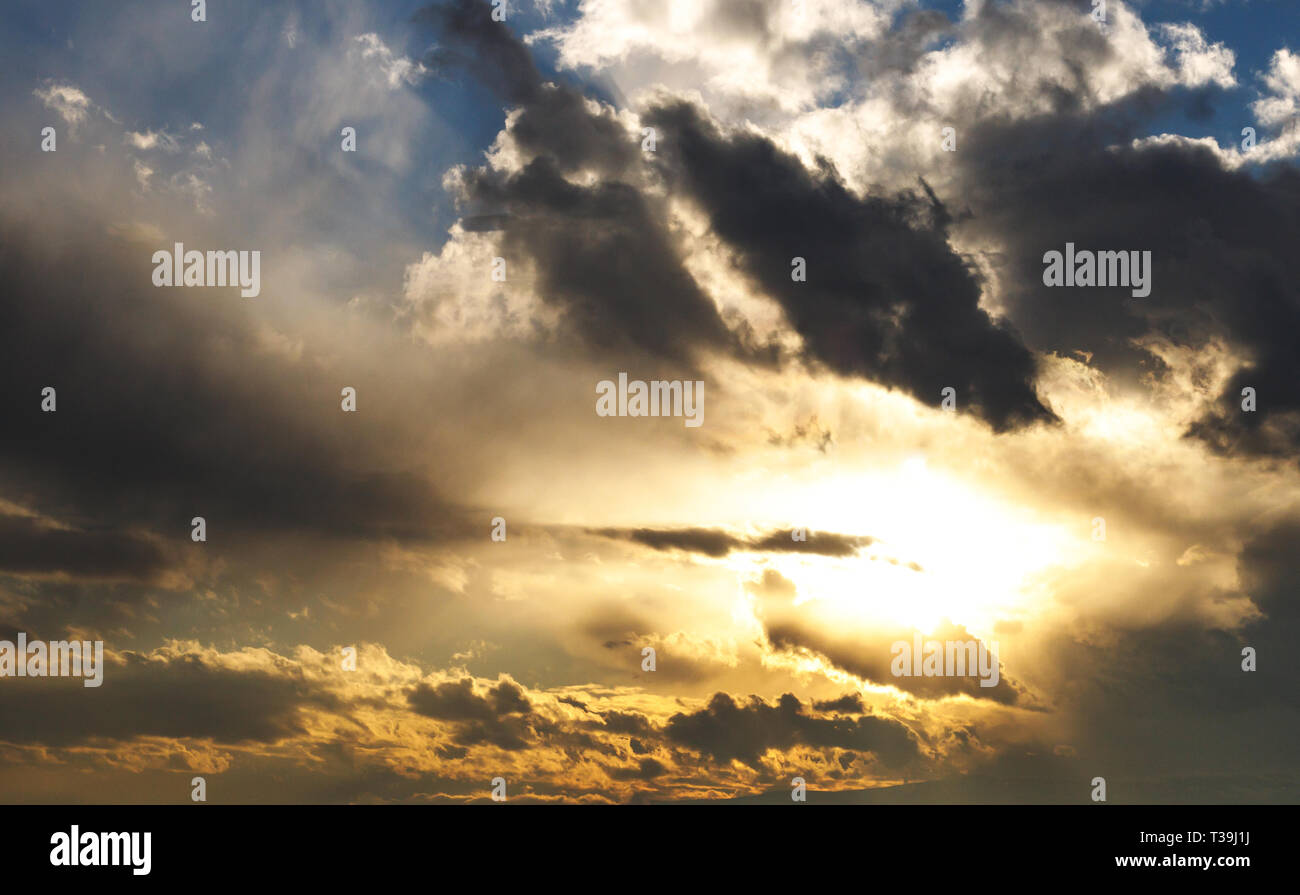 Colorful golden sunset avec ciel bleu et nuages puissant Banque D'Images