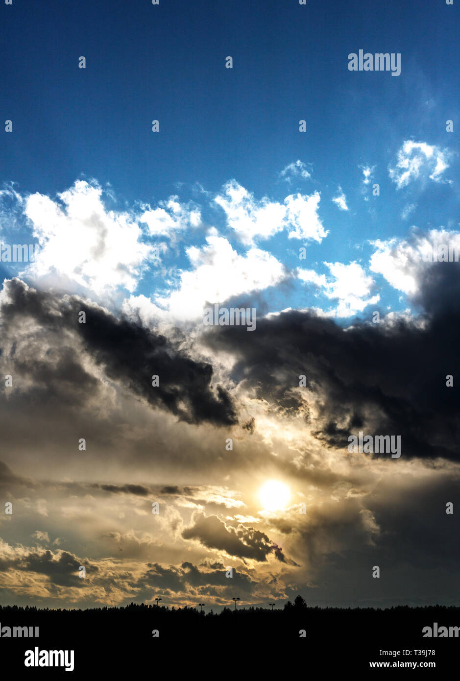 Mighty nuageux Ciel bleu avec le soleil de combat Banque D'Images