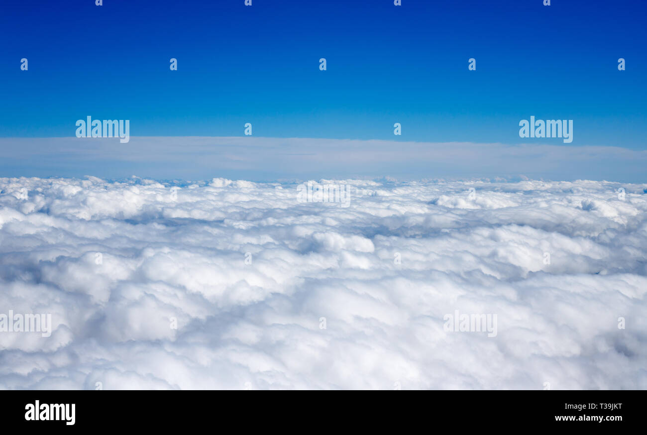 Belle couverture de nuages d'en haut avec ciel bleu Banque D'Images