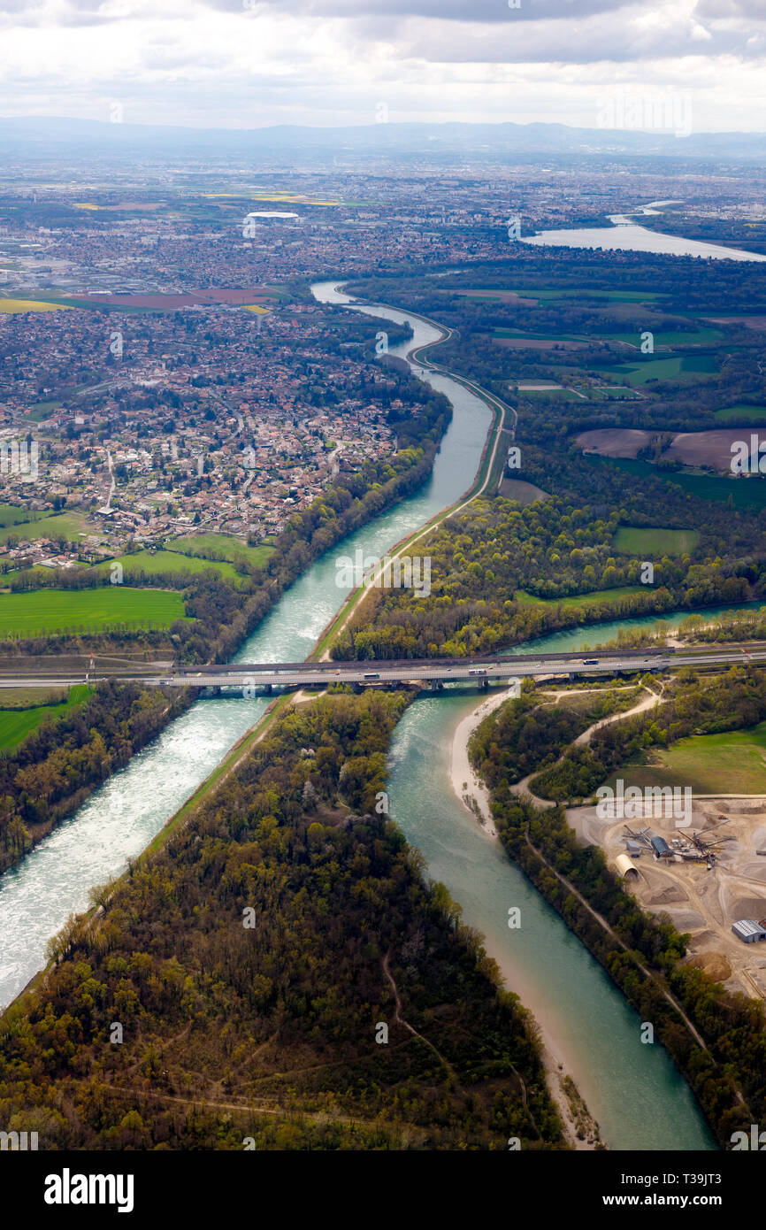 Vue de dessus colorés deux grandes rivières une surroundes une autoroute par une ville et la nature Banque D'Images