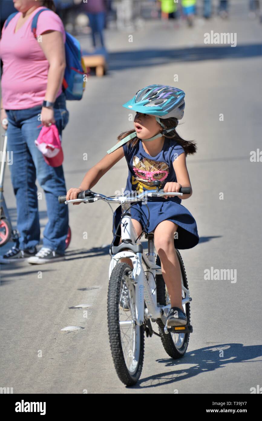 Les enfants qui débardent leurs vélos dans les rues pendant qu'ils sont Fermé pour un événement familial par les pères de la ville - Vélo journée en centre-ville Banque D'Images