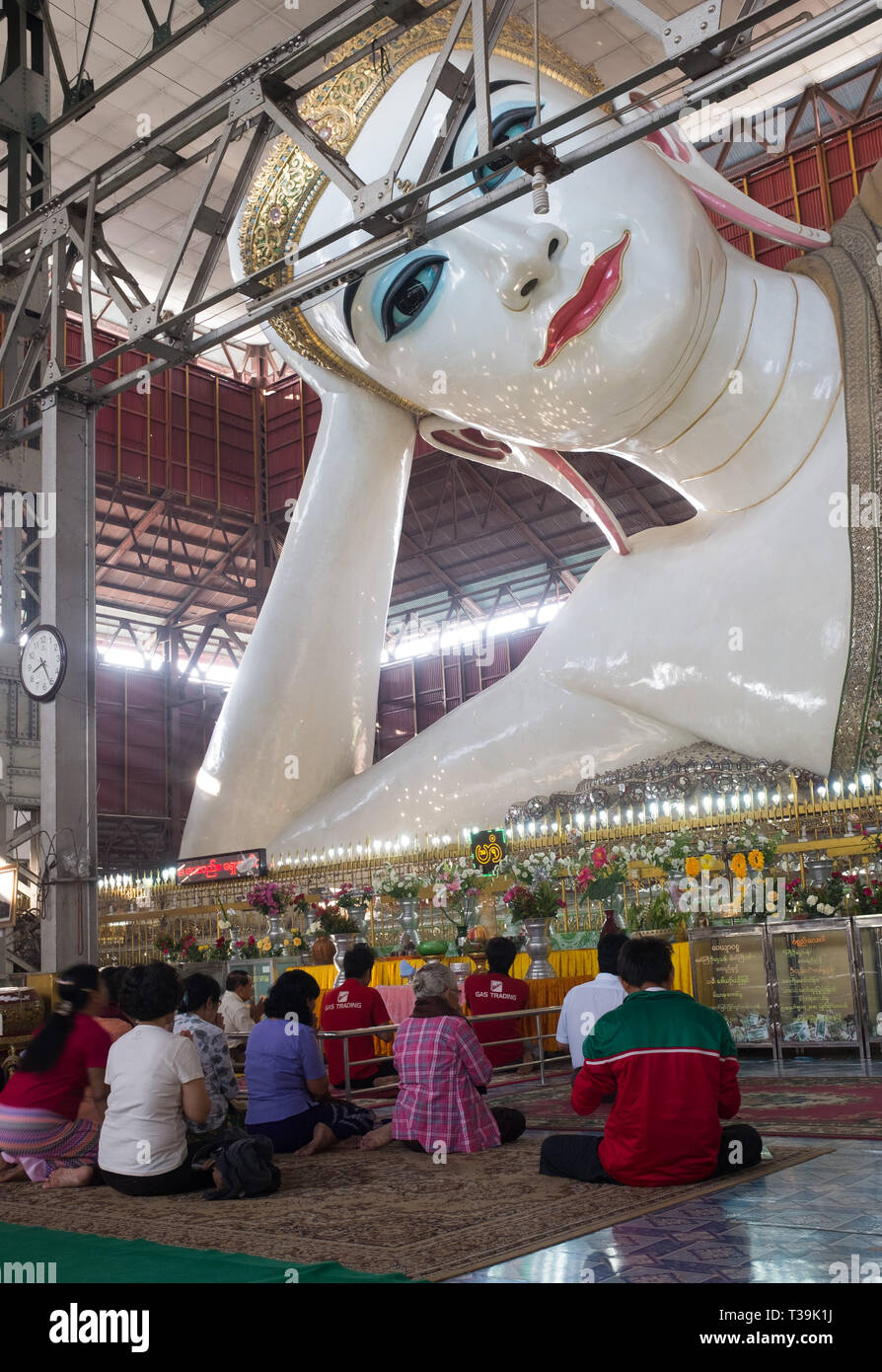 Les dévots à l'intérieur de la Pagode Chauk Htat Gyi, Temple des 65 mètres de long Bouddha couché libre, Yangon, Myanmar (Birmanie) Banque D'Images