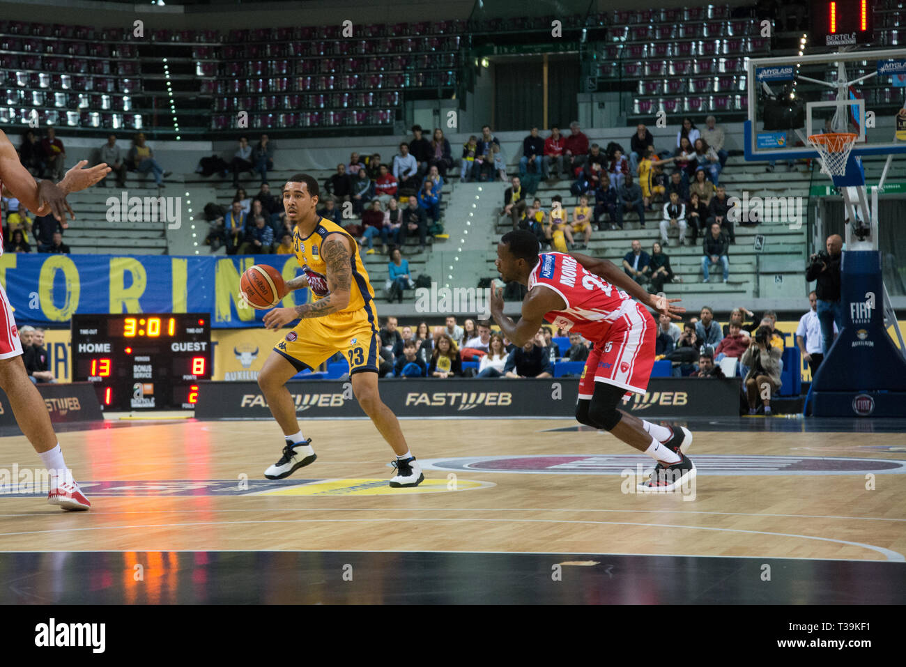 Dallas Moore et Ronald Moore sont vus en action au cours de l'Euro-cup match entre Torino et Openjobmetis Fiat Auxilium de Varèse. Auxilium Fiat Torino remporté 72-66 Plus de Varèse. Banque D'Images