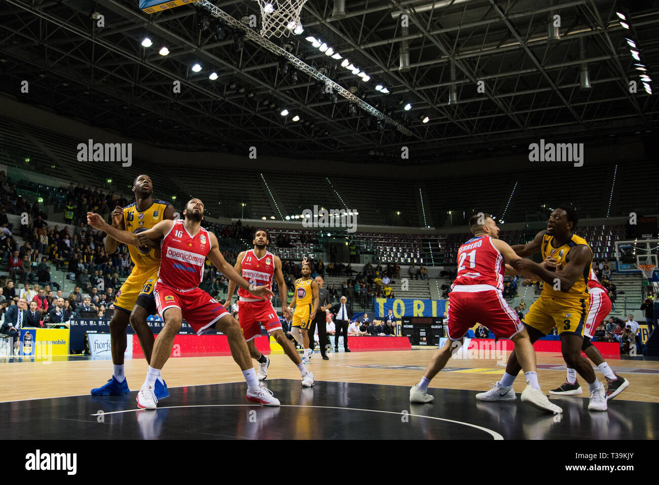 Darington Hobson, Marco Cusin,Tyler Cain et Thomas Scrubb sont vus en action au cours de l'Euro-cup match entre Torino et Openjobmetis Fiat Auxilium de Varèse. Auxilium Fiat Torino remporté 72-66 Plus de Varèse. Banque D'Images