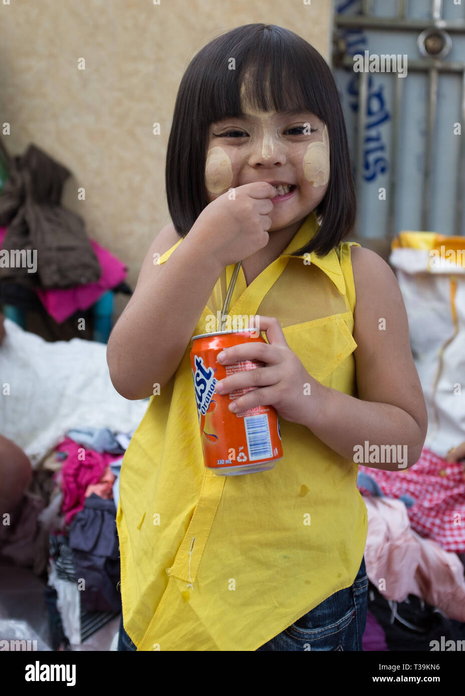 Jeune fille avec boisson au cours du marché à Yangon, Myanmar Banque D'Images