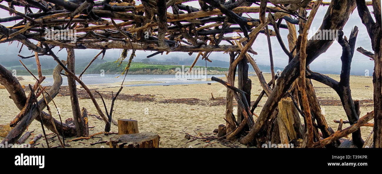 À la recherche d'une cabane de plage de fortune sur un plan d'eau vers l'océan. Banque D'Images