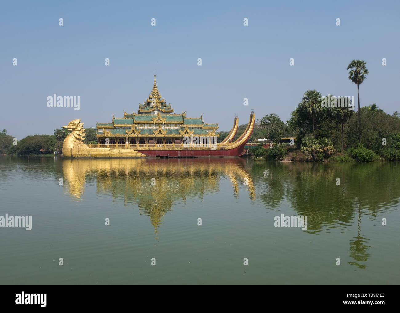 Barge royale et Karaweik Karaweik ou Hall est un palais sur la rive est du Lac Kandawgyi, Yangon, Myanmar Banque D'Images