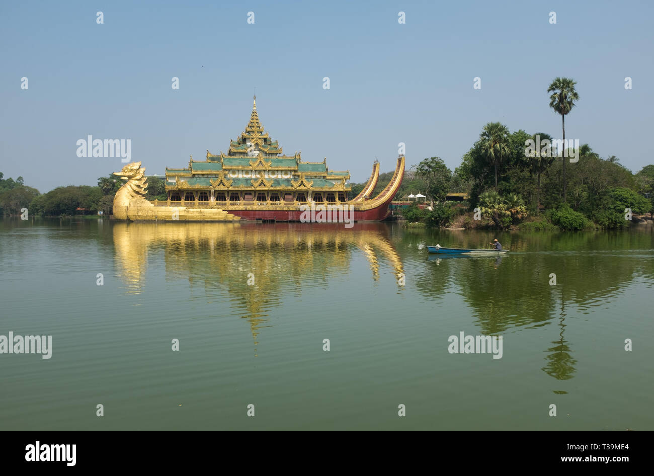 Barge royale et Karaweik Karaweik ou Hall est un palais sur la rive est du Lac Kandawgyi, Yangon, Myanmar Banque D'Images