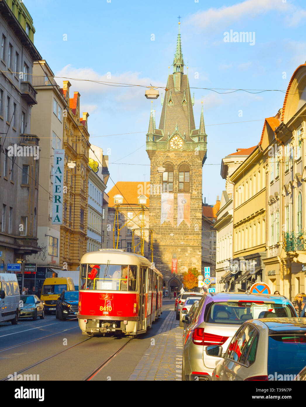 PRAGUE, RÉPUBLIQUE TCHÈQUE - le 14 novembre 2018 : Sunshine dans la vieille ville de Prague, rue tramway rouge et la circulation automobile, Henri Bell Tower en arrière-plan Banque D'Images
