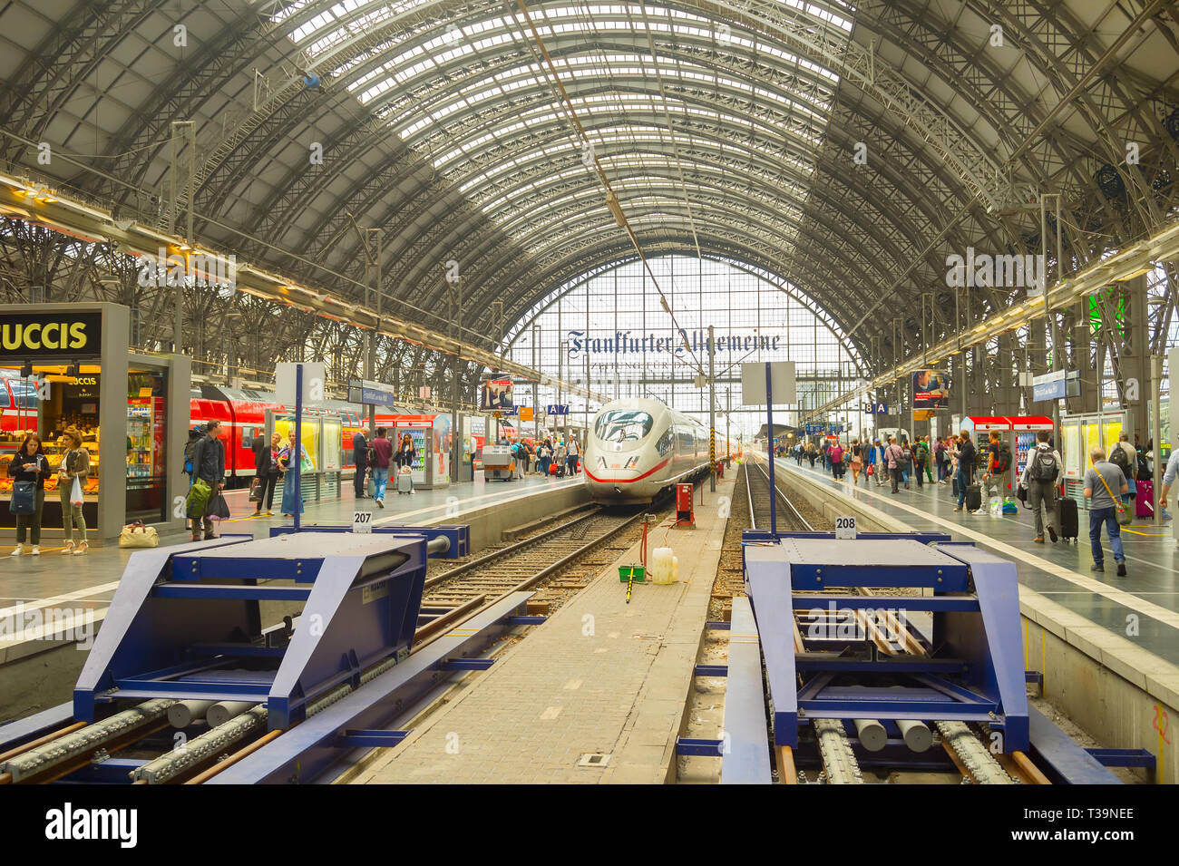 Francfort, Allemagne - le 29 août 2018 : Modern train arrive à Frankfurt am Main train station. Les personnes en attente pour l'embarquement Banque D'Images