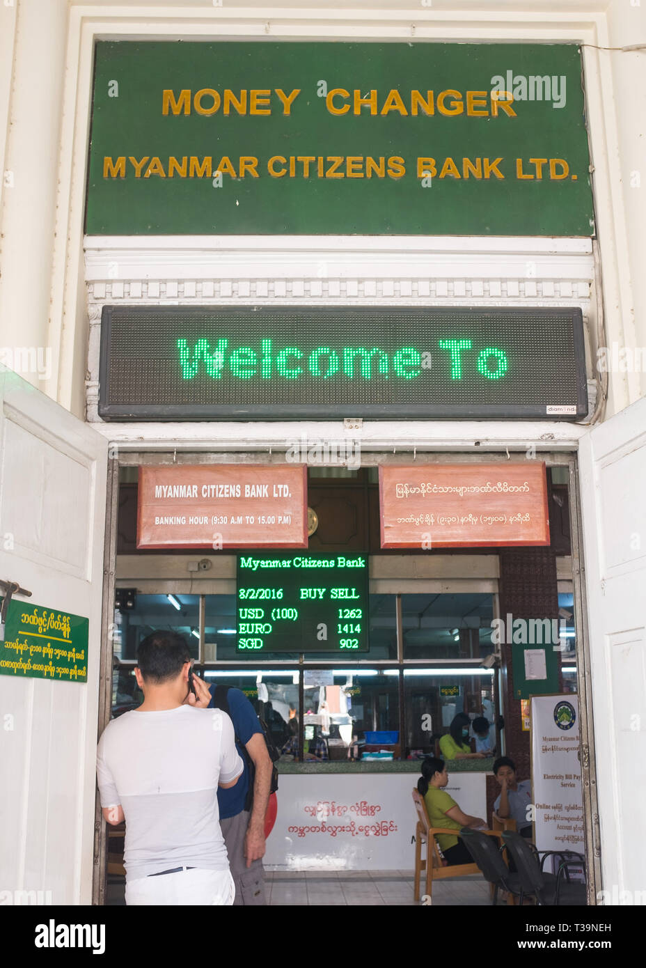 Office de changeur de monnaie dans le Myanmar Citizens Bank à Yangon (Rangoon), le Myanmar (Birmanie) Banque D'Images