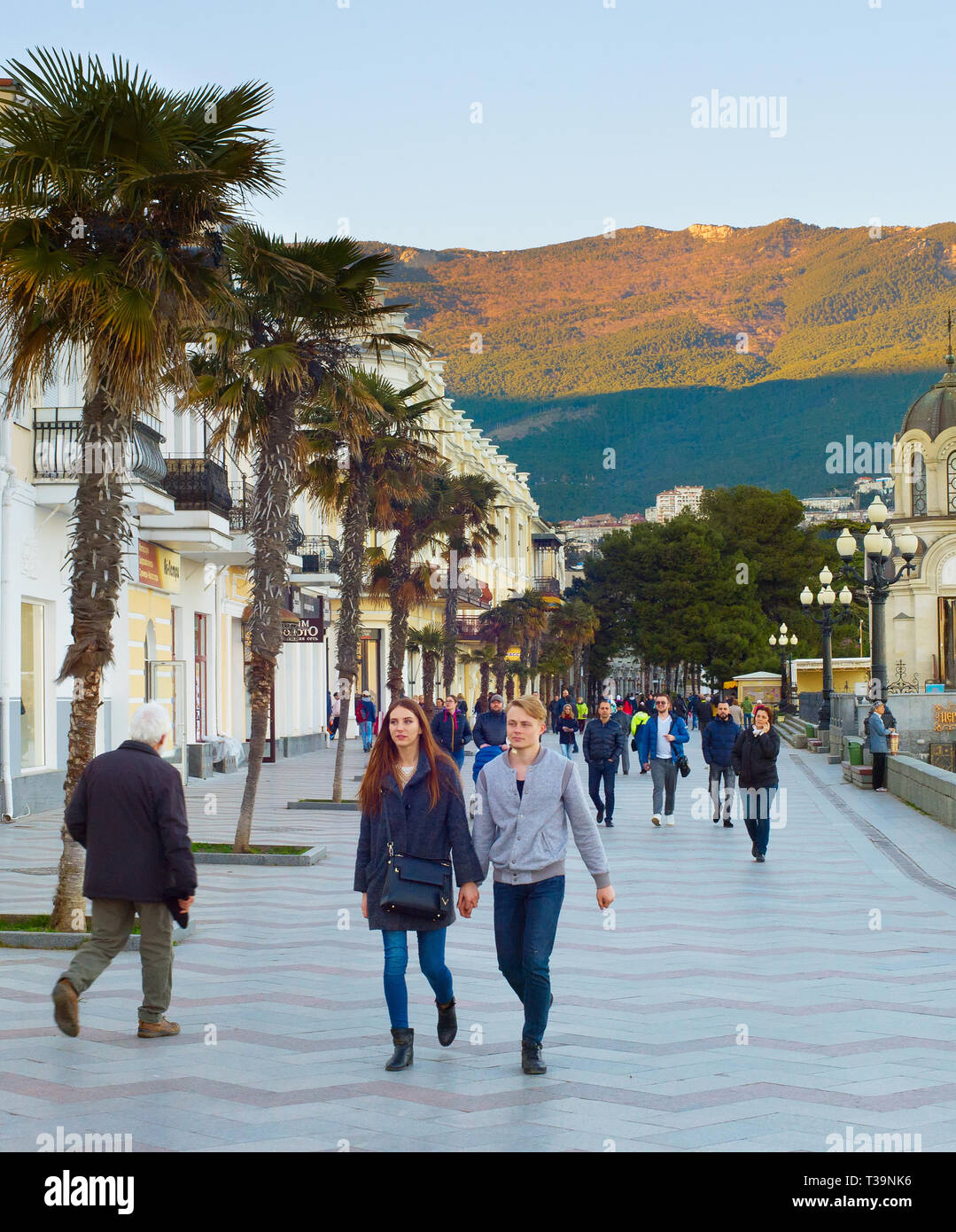 YALTA, Crimée, Ukraine - avril 03, 2018 : Couple walking par Yalta, promenade au coucher du soleil. Yalta est la plus célèbre destination touristique en Crimée Banque D'Images