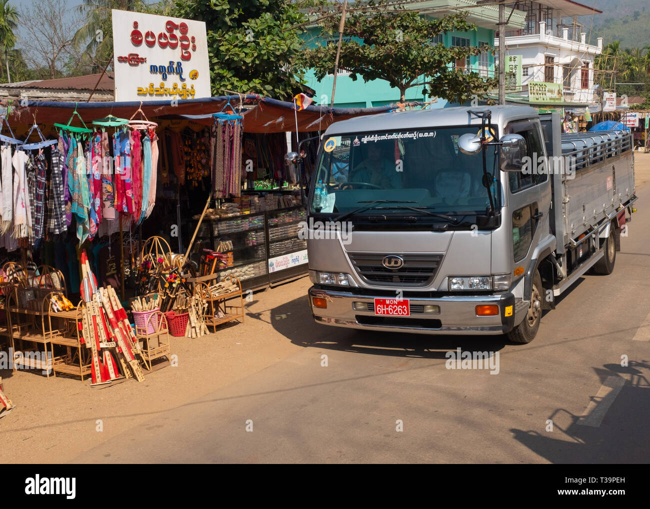 Camion vide en attente de pèlerins pour aller à la Pagode Kyaiktiyo, l'État Môn, Myanmar. Banque D'Images