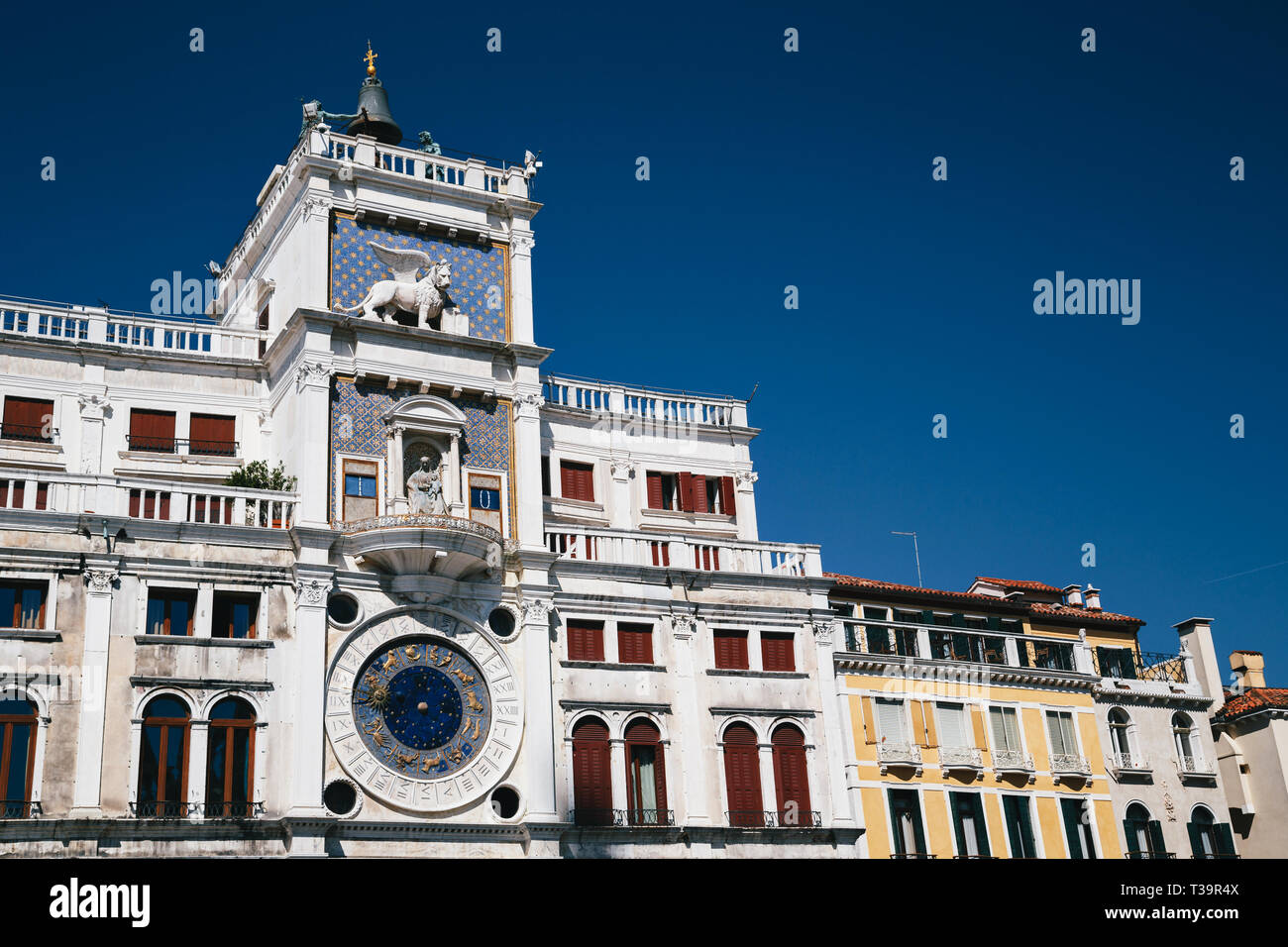 Close up of St Mark's Clocktower, Torre dell'orologio à la place St Marc, la Piazza San Marco, Venise, Italie. Détails de façade contre le ciel bleu. Banque D'Images