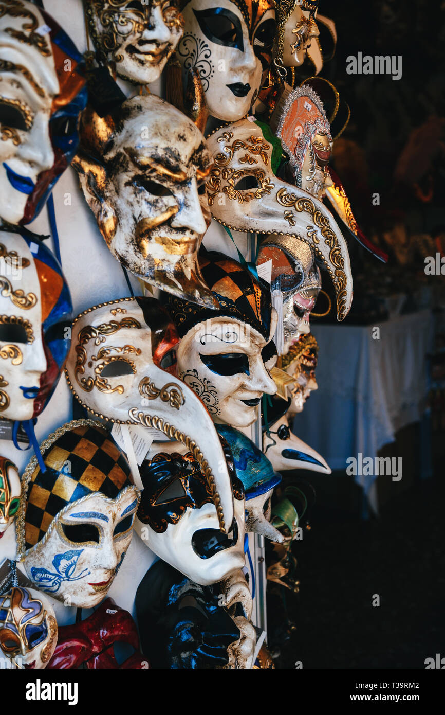 Venise, Italie - 9 septembre, 2018 : les masques vénitiens vente en magasin en rue, Venise, Italie. Vintage masque de Venise carnaval. Banque D'Images