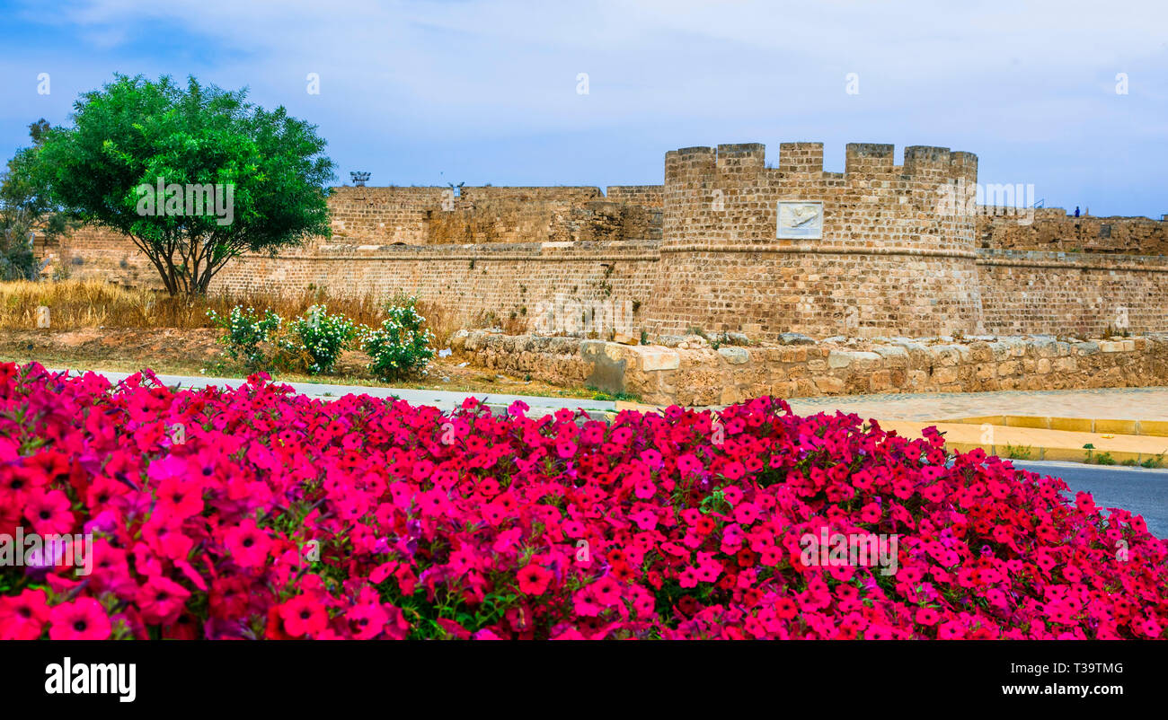 Ancienne forteresse et fleurs à Famagouste village,Chypre . Banque D'Images