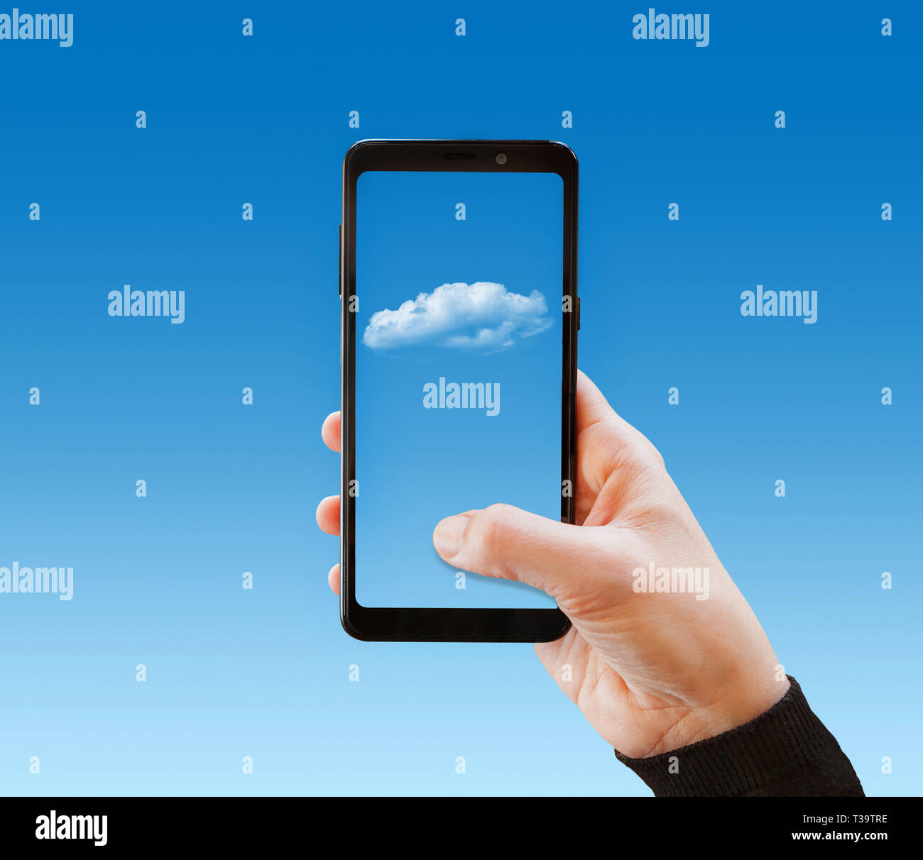 La technologie Cloud concept, main touche sur téléphone mobile, la connectivité des entreprises avec l'exemplaire de l'espace. Banque D'Images