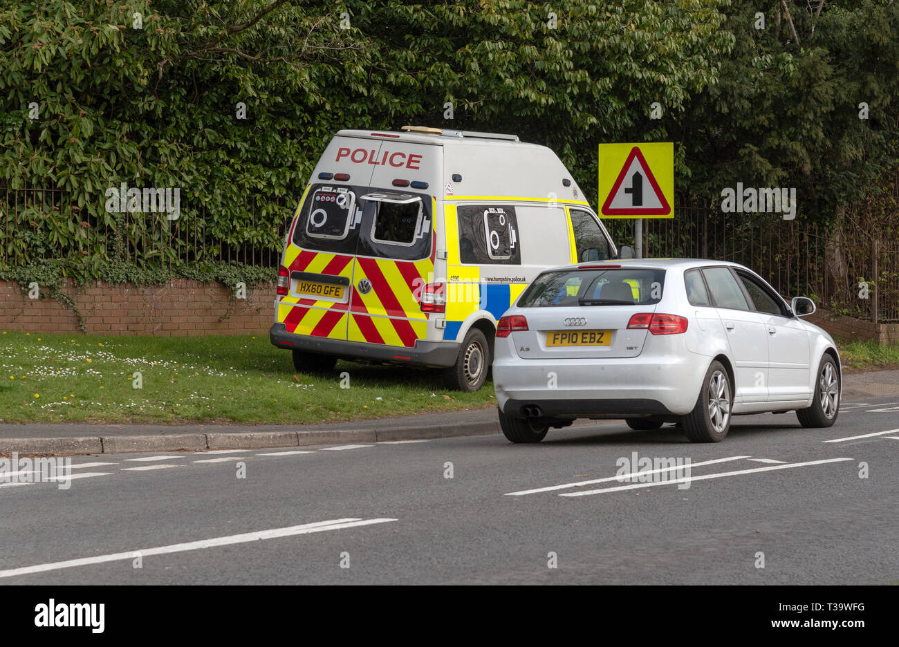 . Avril 2019. Fourgon de police et contrôle de l'appareil photo de l'excès de vitesse les automobilistes en stationnement sur un bord de l'herbe en rois dignes. Banque D'Images