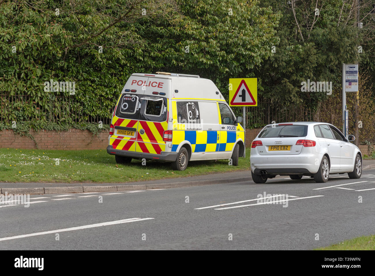 . Avril 2019. Fourgon de police et contrôle de l'appareil photo de l'excès de vitesse les automobilistes en stationnement sur un bord de l'herbe en rois dignes. Banque D'Images