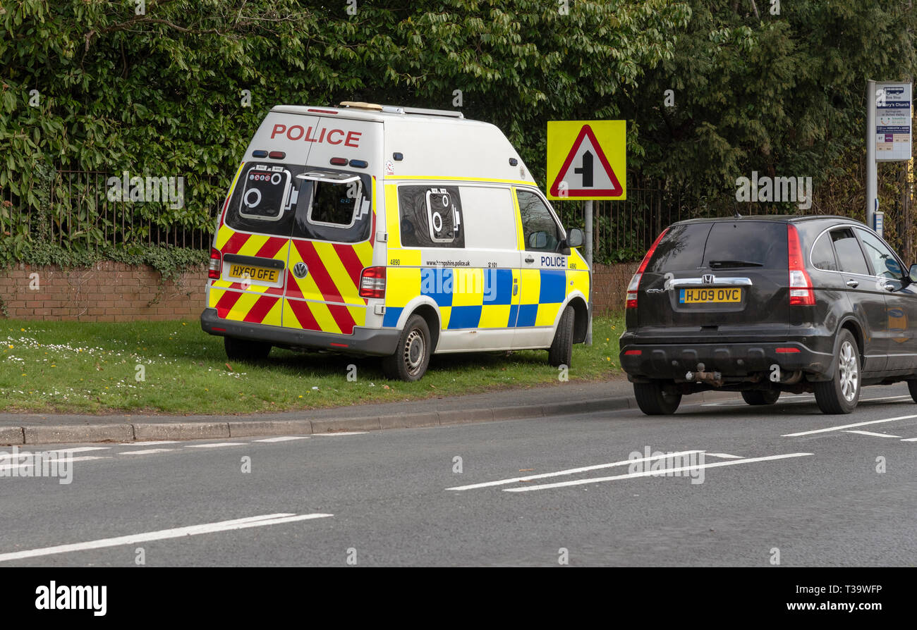 . Avril 2019. Fourgon de police et contrôle de l'appareil photo de l'excès de vitesse les automobilistes en stationnement sur un bord de l'herbe en rois dignes. Banque D'Images