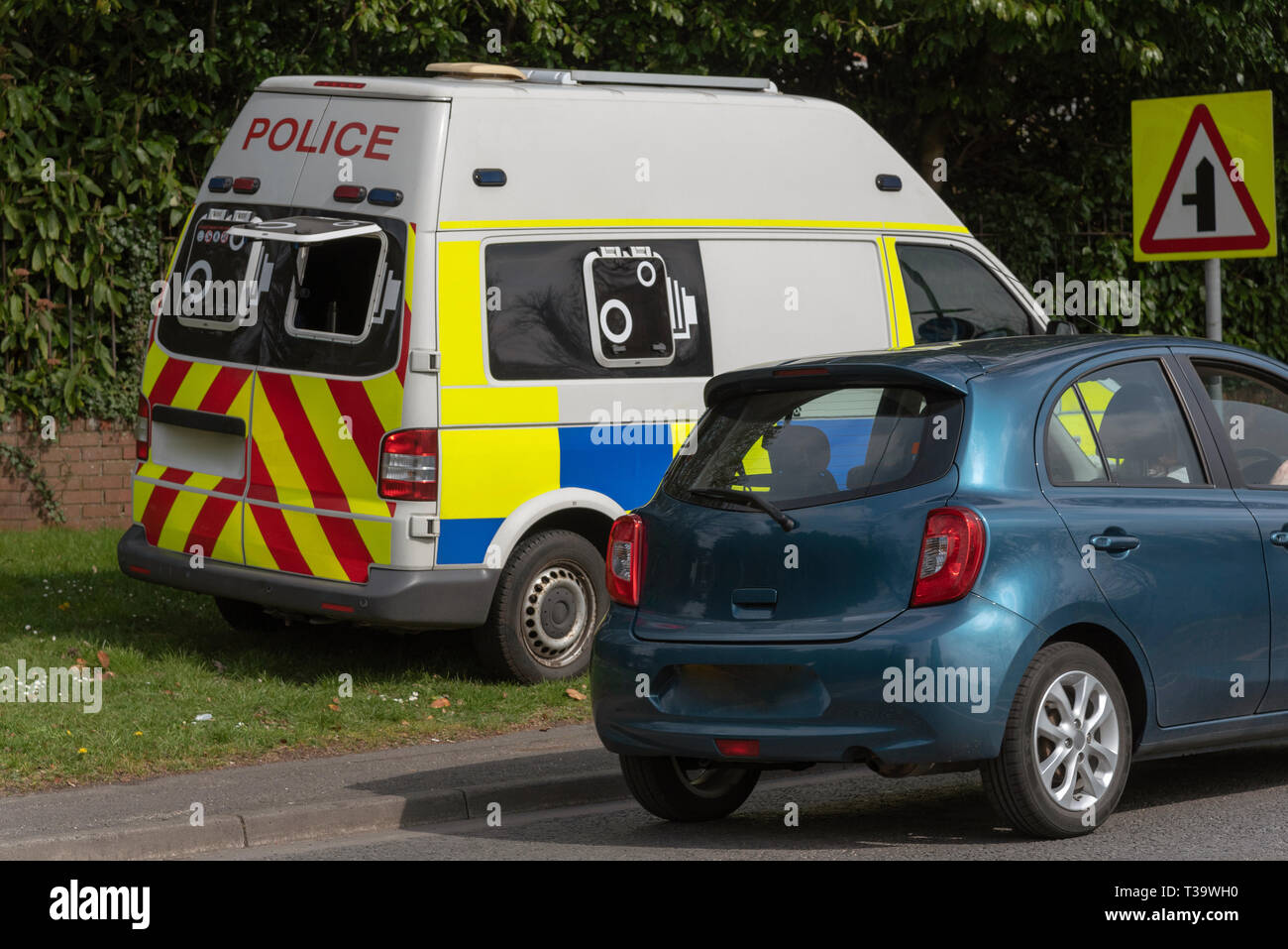 . Avril 2019. Fourgon de police garée sur un bord de l'herbe avec un contrôle de la caméra arrière de l'excès de vitesse les automobilistes Banque D'Images