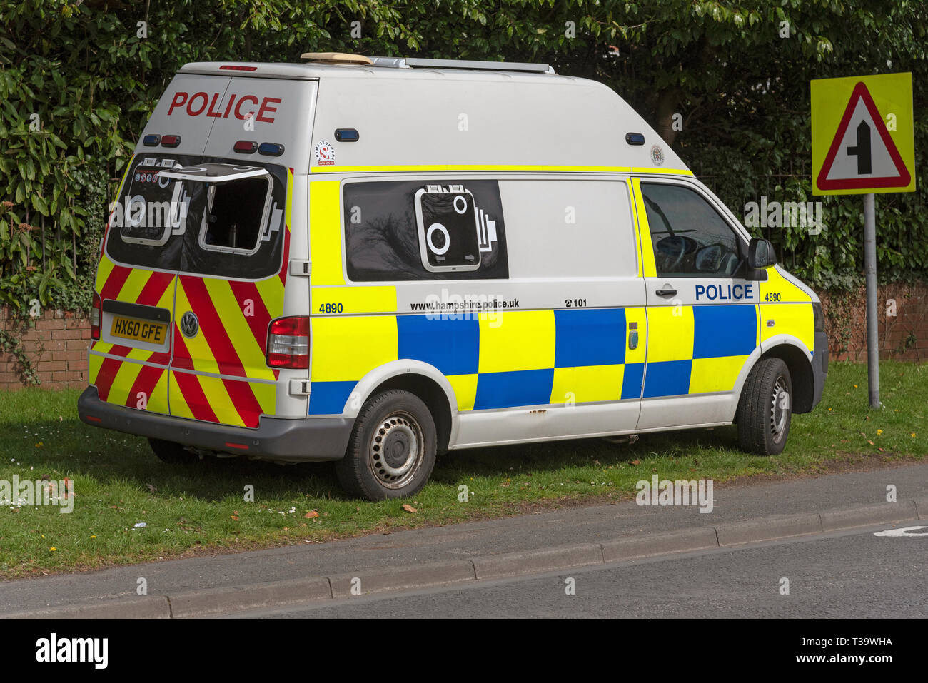. Avril 2019. Fourgon de police et contrôle de l'appareil photo de l'excès de vitesse les automobilistes en stationnement sur un bord de l'herbe en rois dignes. Banque D'Images