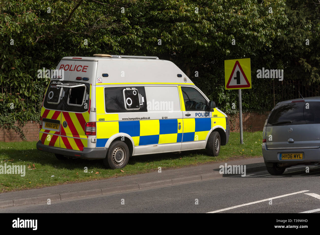 . Avril 2019. Fourgon de police et contrôle de l'appareil photo de l'excès de vitesse les automobilistes en stationnement sur un bord de l'herbe en rois dignes. Banque D'Images